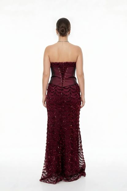 فستان سهرة كبير الحجم مزين بالترتر بتصميم الكورسيه باللون العنابي